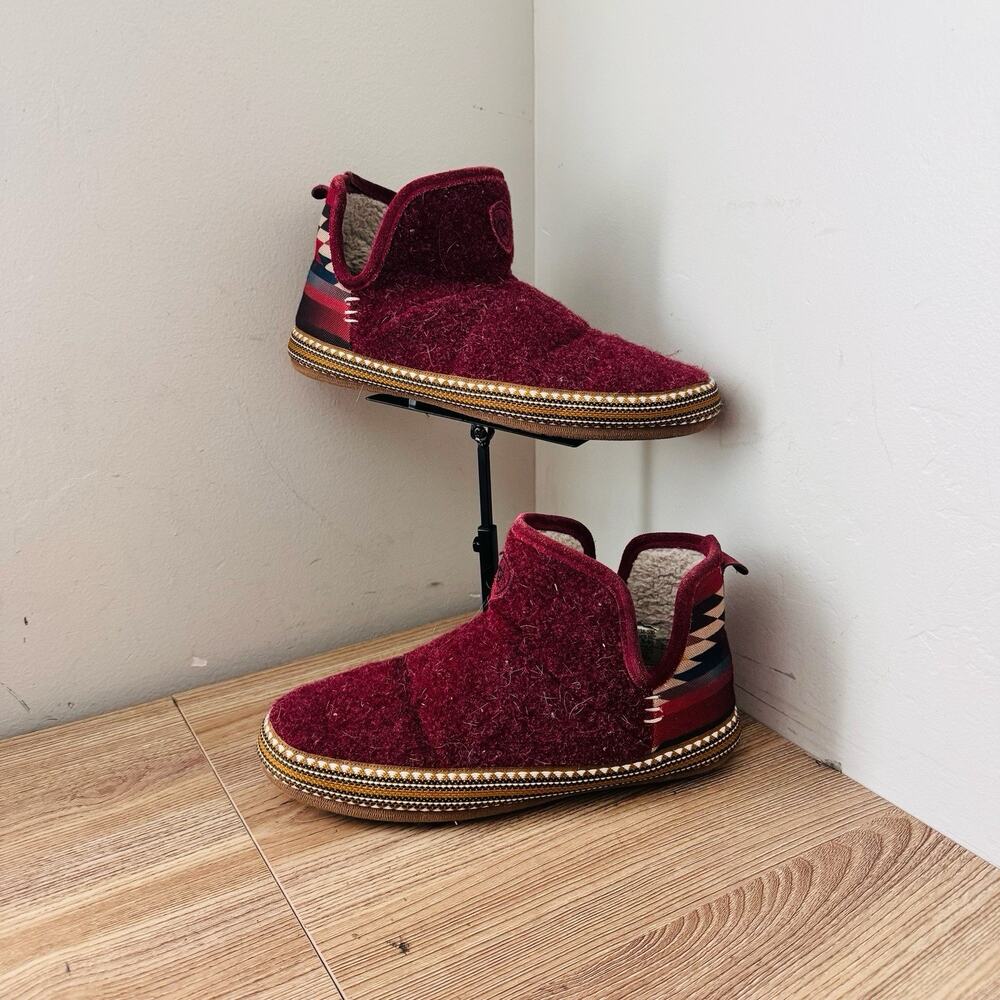 Ariat Women’s red Bootie Slippers Size L (8.5-9